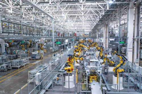 山城重慶見證“中國(guó)速度” 超級(jí)工廠30秒下線一臺(tái)車，水草打撈船守護(hù)碧水清波